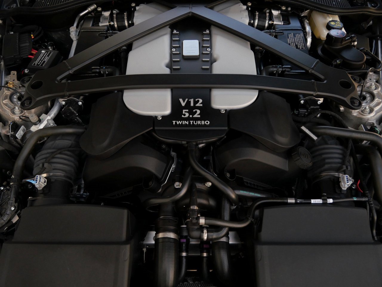 Used 2023 Aston Martin V12 Vantage Roadster image 27