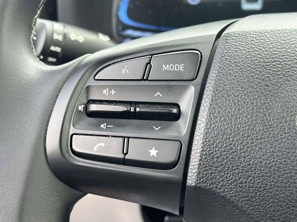 Certified 2025 Hyundai Venue SEL image 22