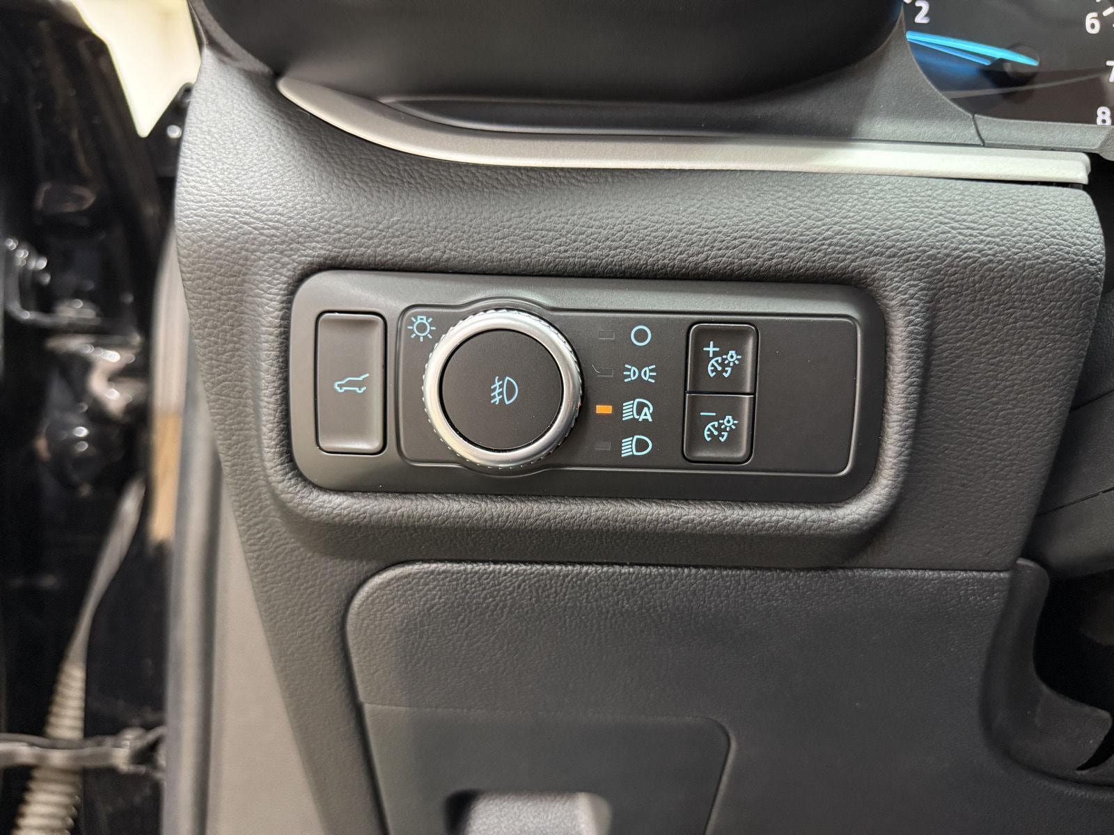 Used 2022 Ford Explorer XLT w/ Equipment Group 202A AWD/4WD image 12