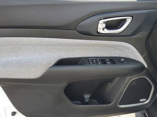 Used 2022 Jeep Compass Latitude w/ Sun and Sound Group AWD/4WD image 16