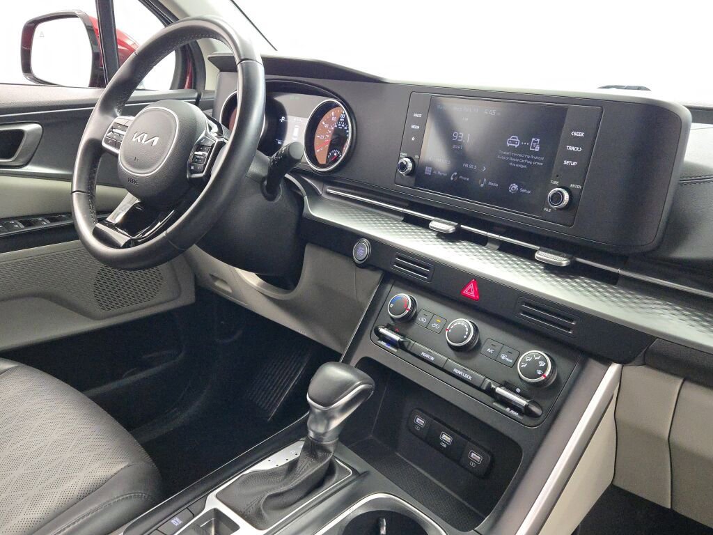 Used 2024 Kia Carnival LX image 9
