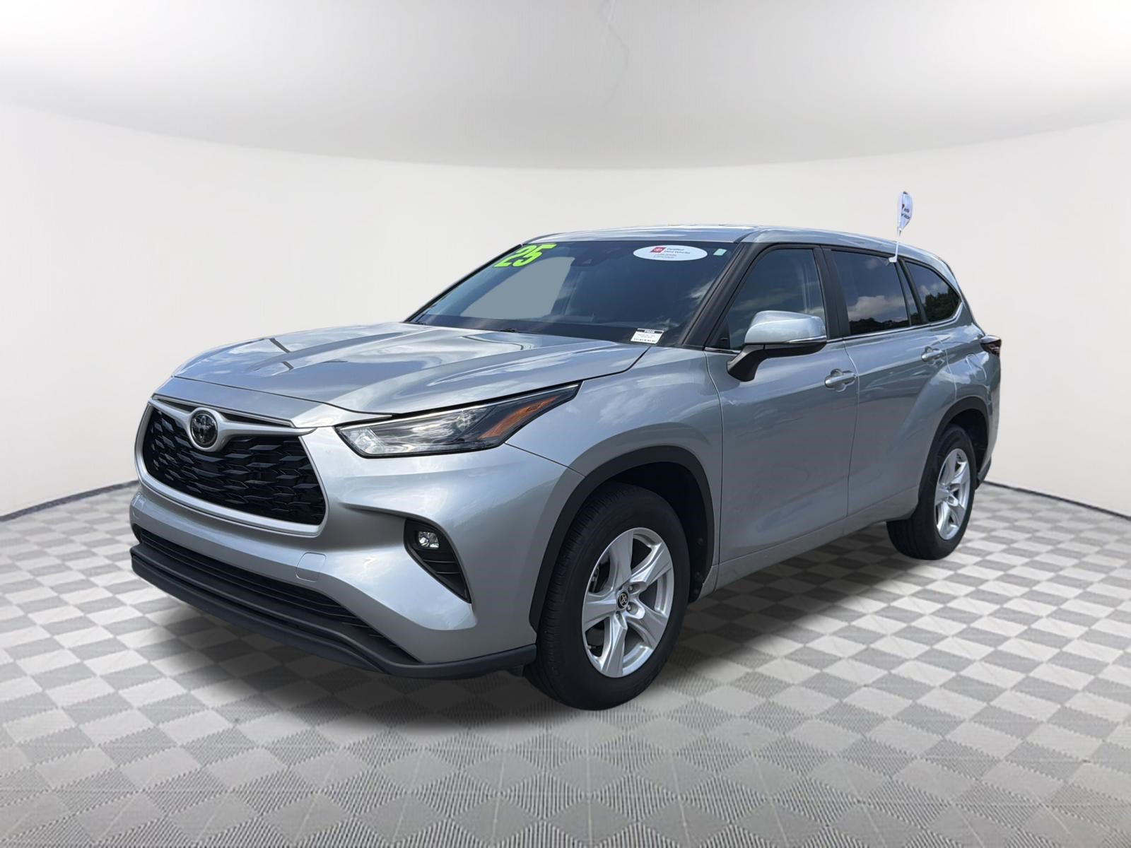 Certified 2025 Toyota Highlander LE FWD image 3