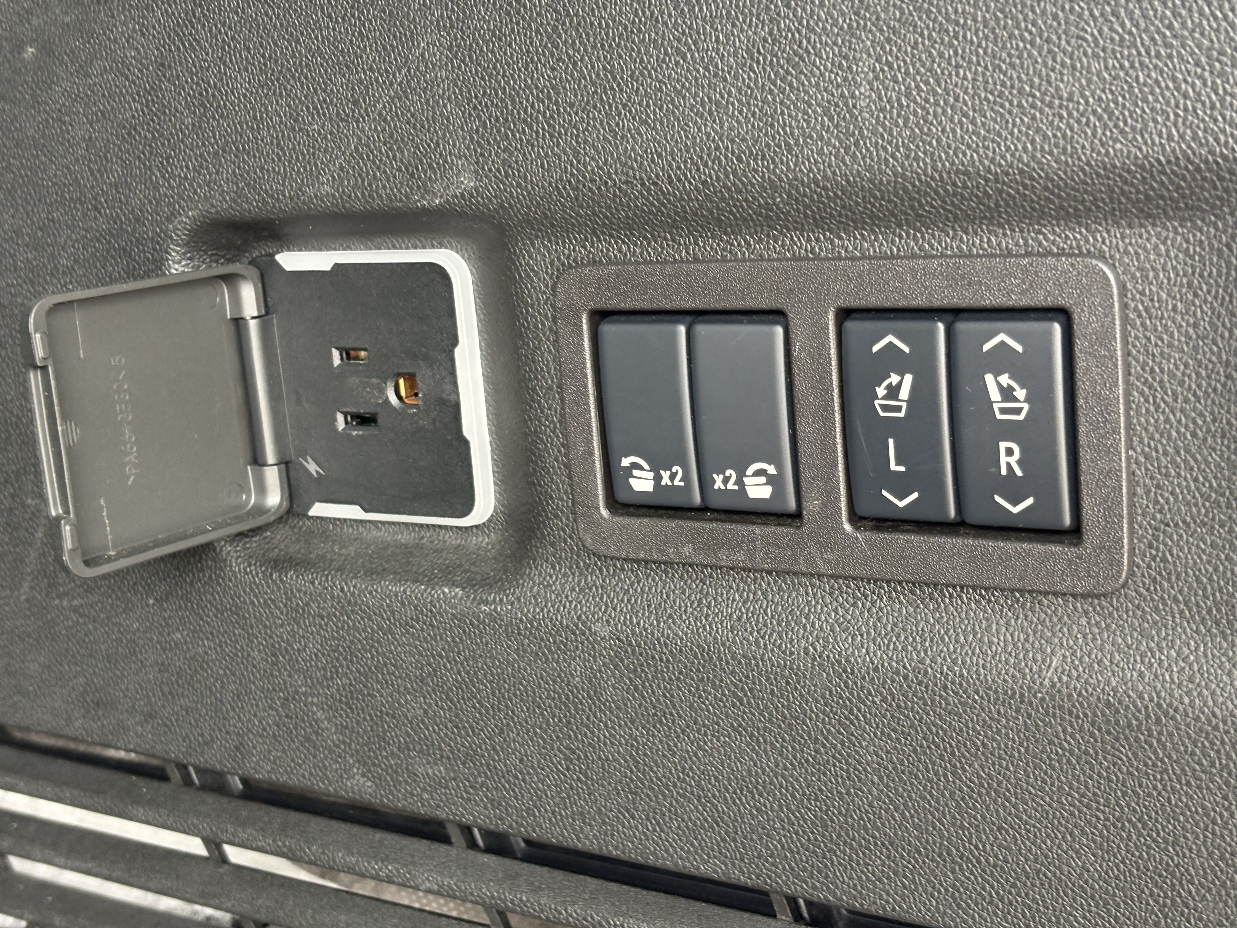 Used 2025 GMC Yukon XL Denali AWD/4WD image 10