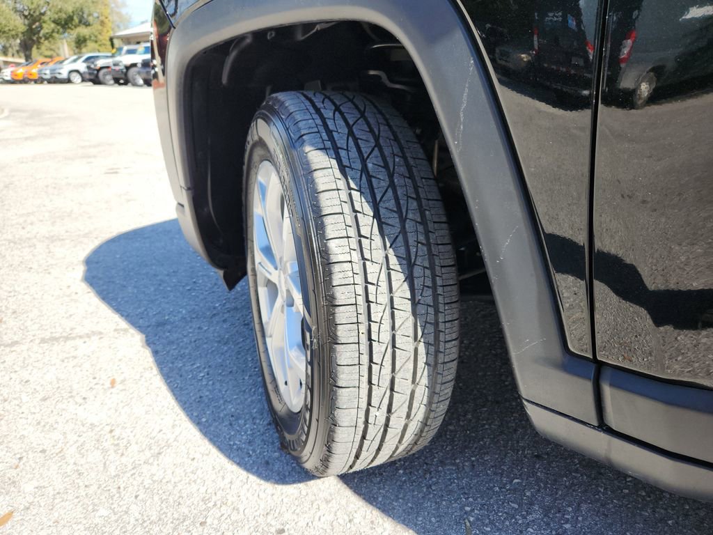 Used 2024 Jeep Compass Latitude image 32