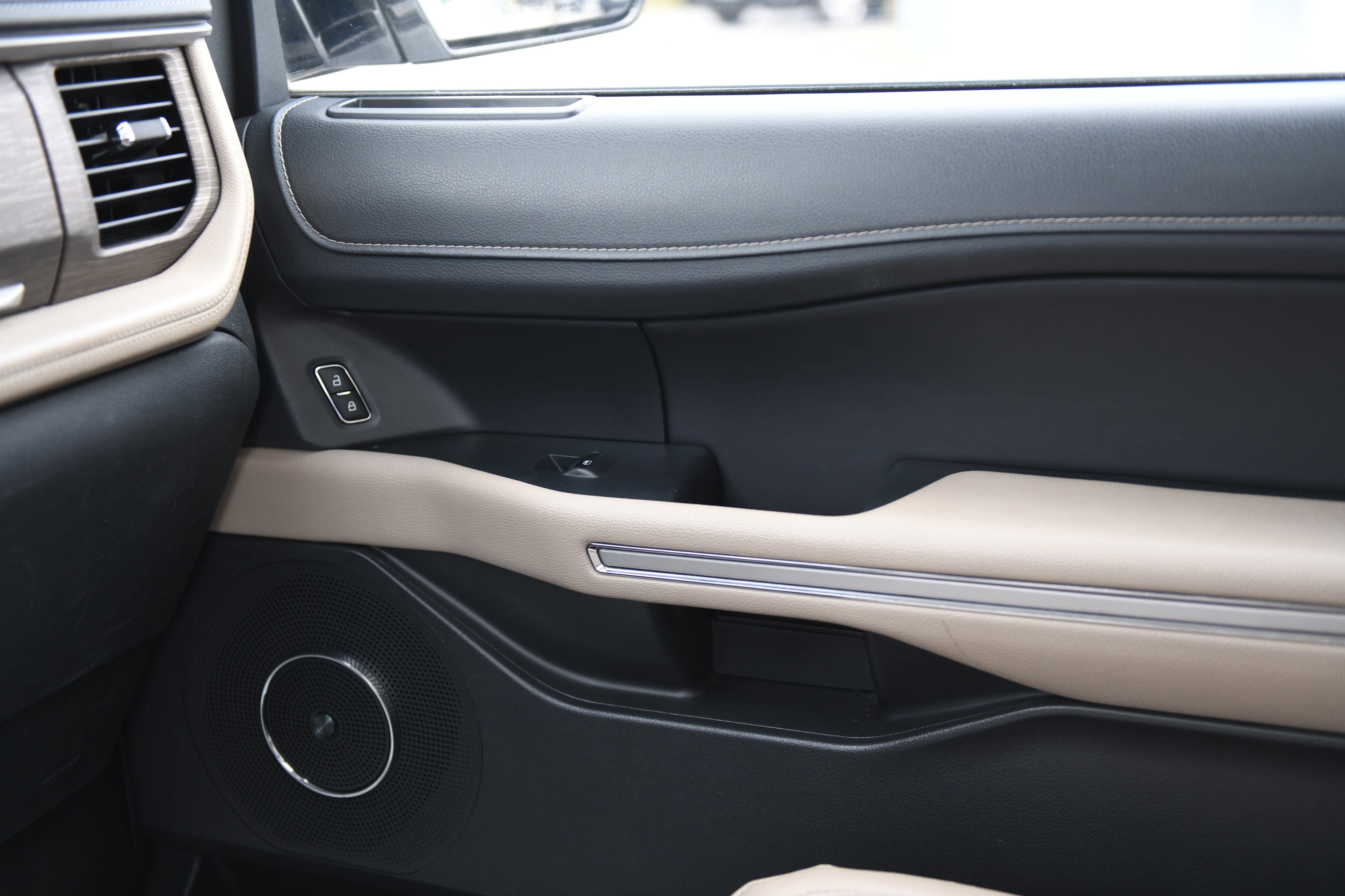 Used 2024 Ford Expedition Max Limited image 24