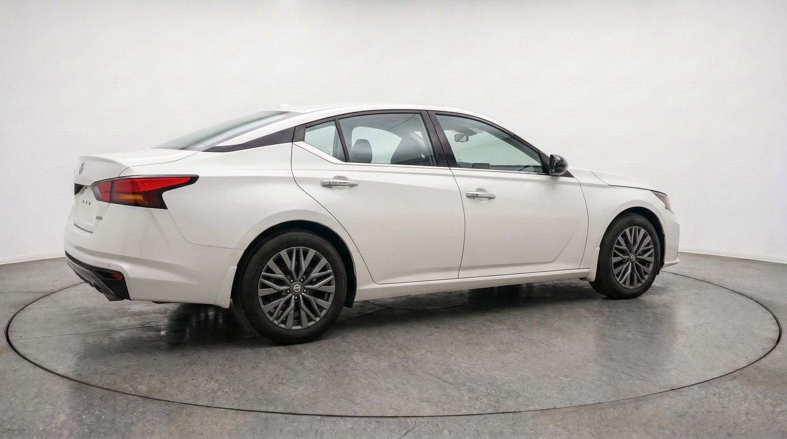 Used 2025 Nissan Altima 2.5 SV FWD image 9