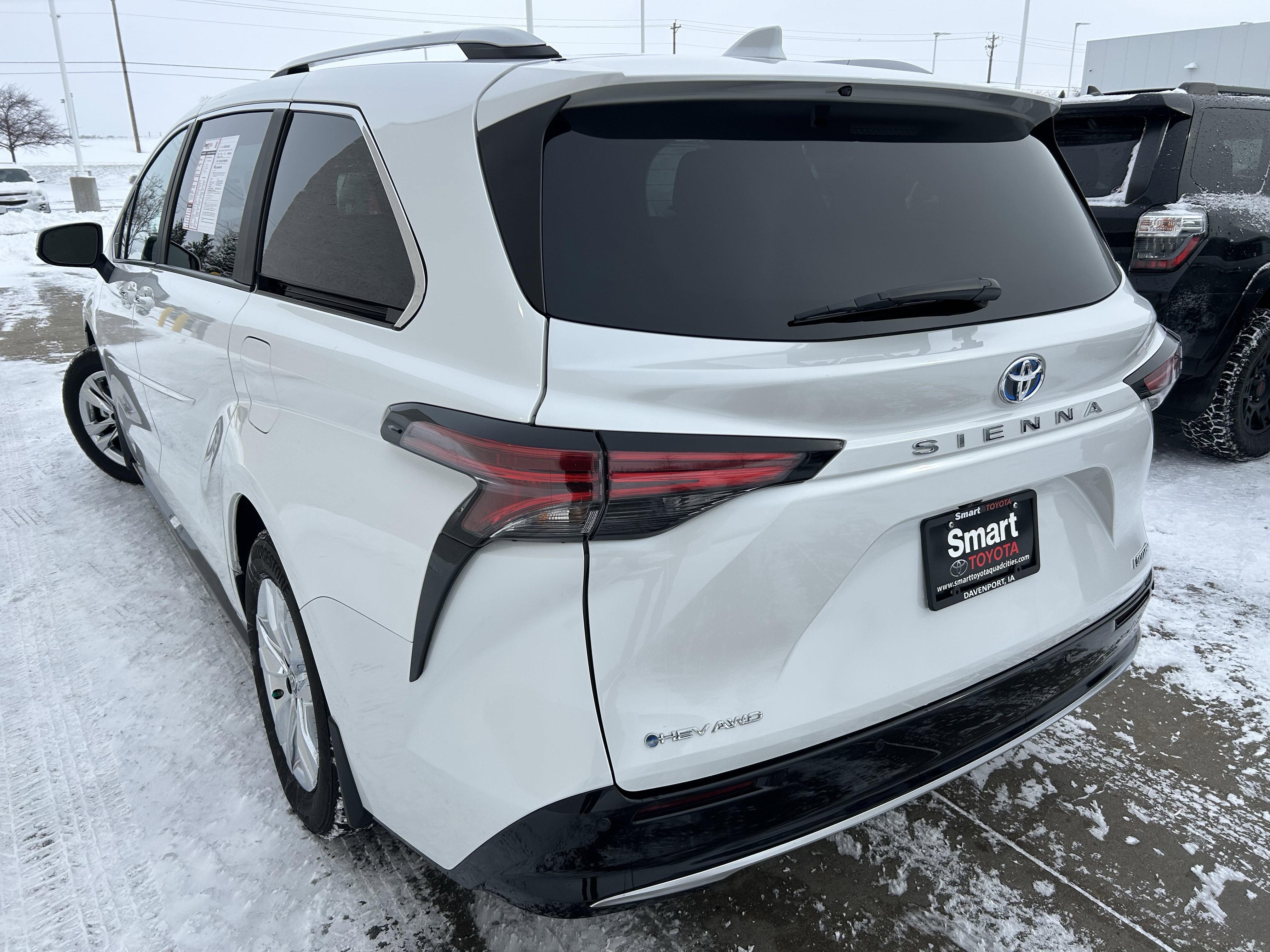 Used 2025 Toyota Sienna Limited image 4