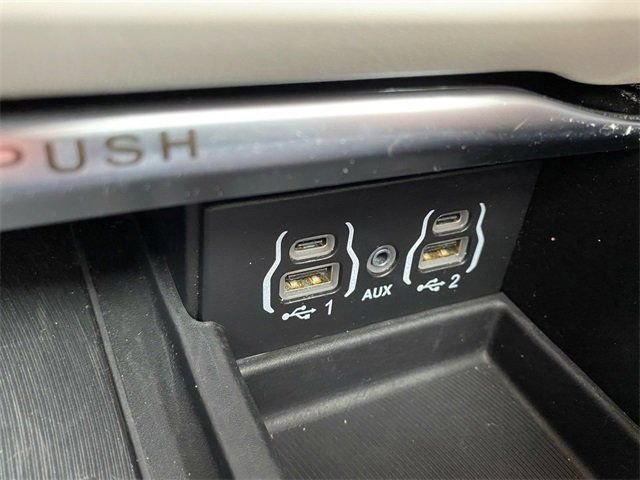 Used 2023 Chrysler Pacifica Limited image 39