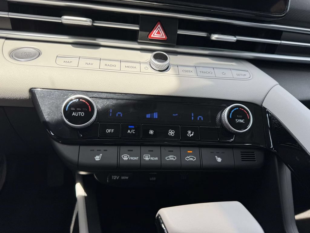 Certified 2025 Hyundai Elantra Limited FWD image 23