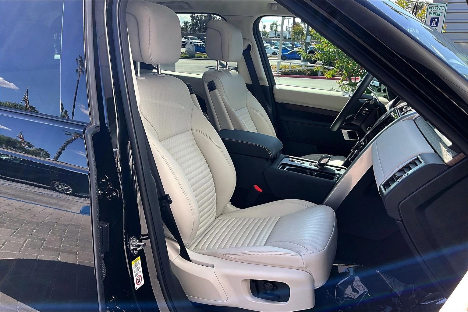 Used 2025 Land Rover Discovery Dynamic SE AWD/4WD image 7