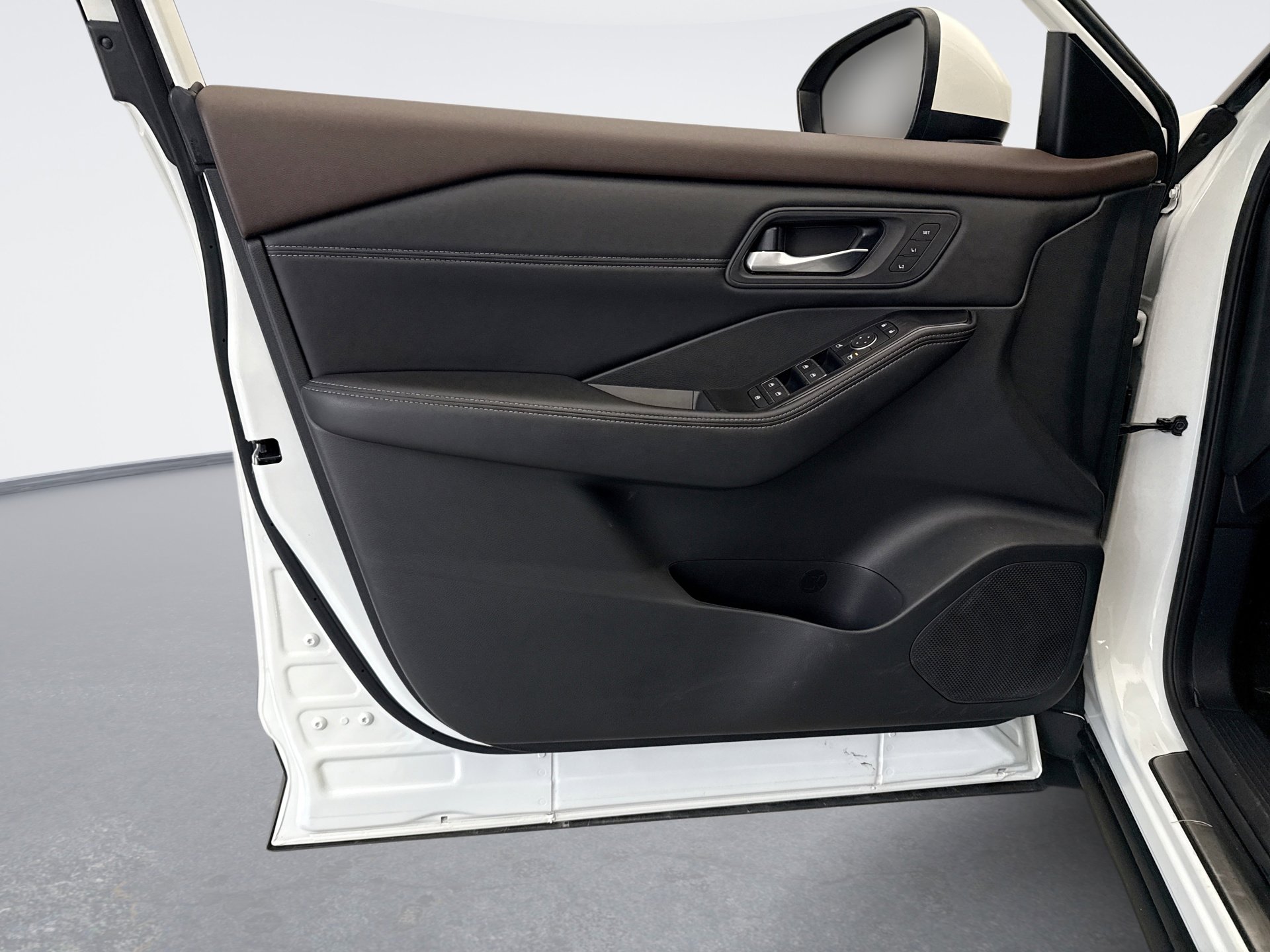 Used 2023 Nissan Rogue SL w/ SL Premium Package image 9