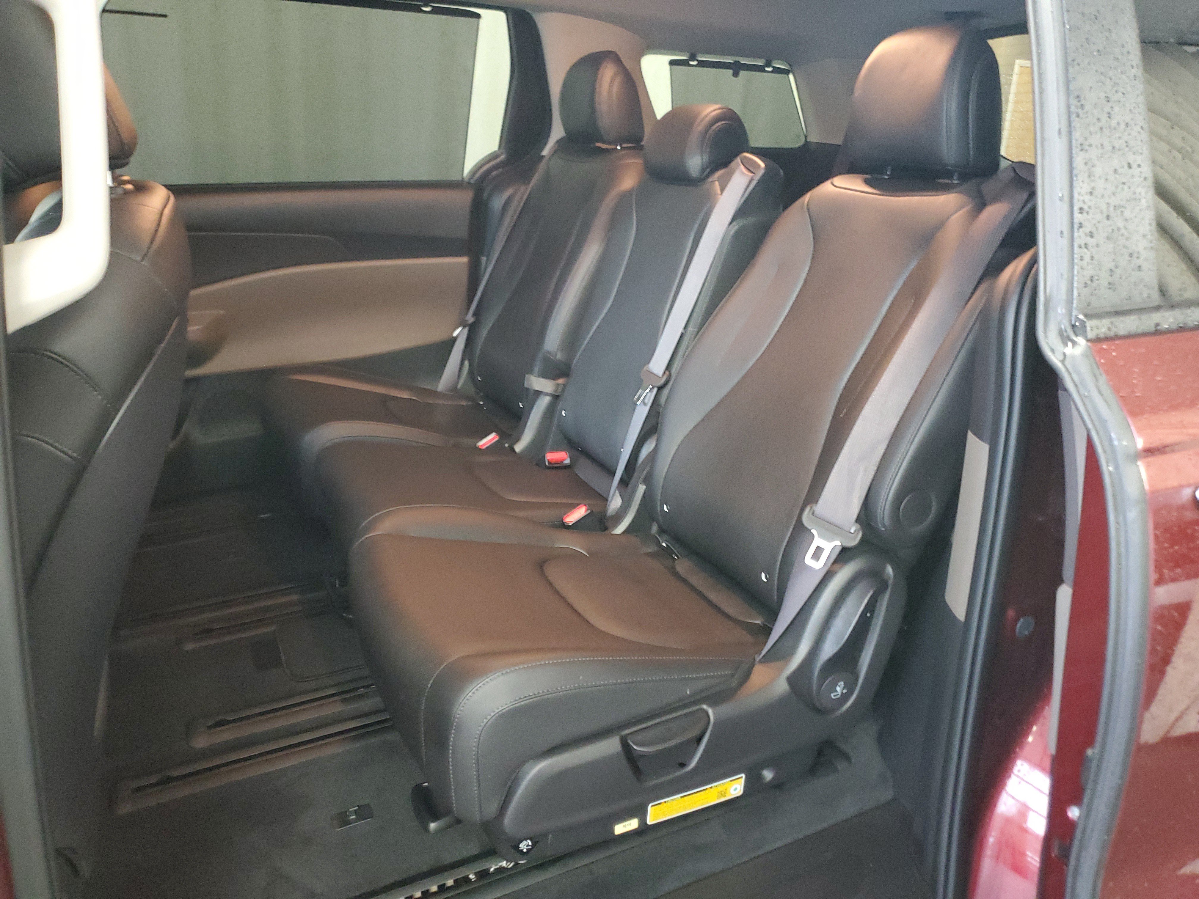 Used 2025 Kia Carnival EX FWD image 10