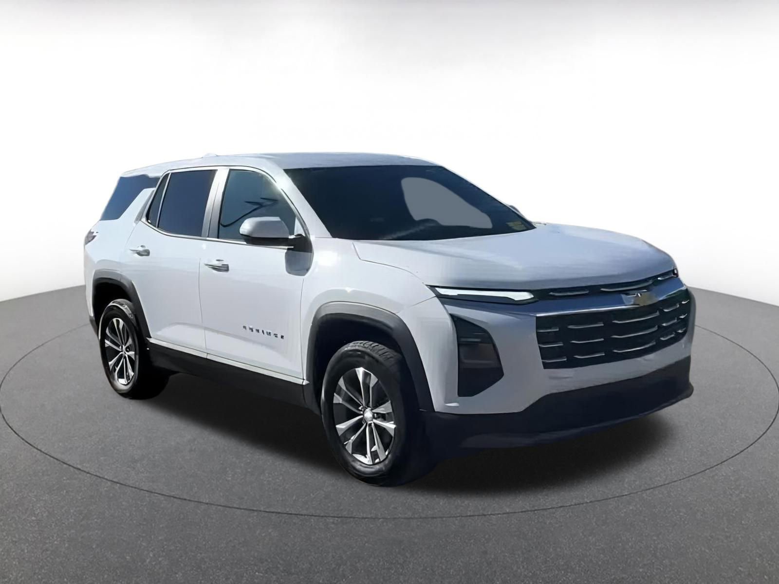 Used 2025 Chevrolet Equinox LT image 2