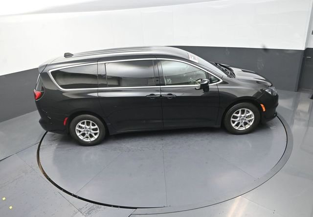 Used 2023 Chrysler Voyager LX image 18