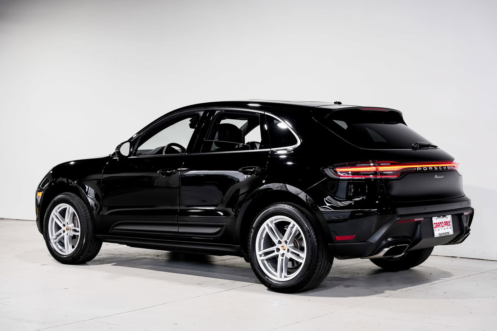 Used 2024 Porsche Macan AWD/4WD image 8