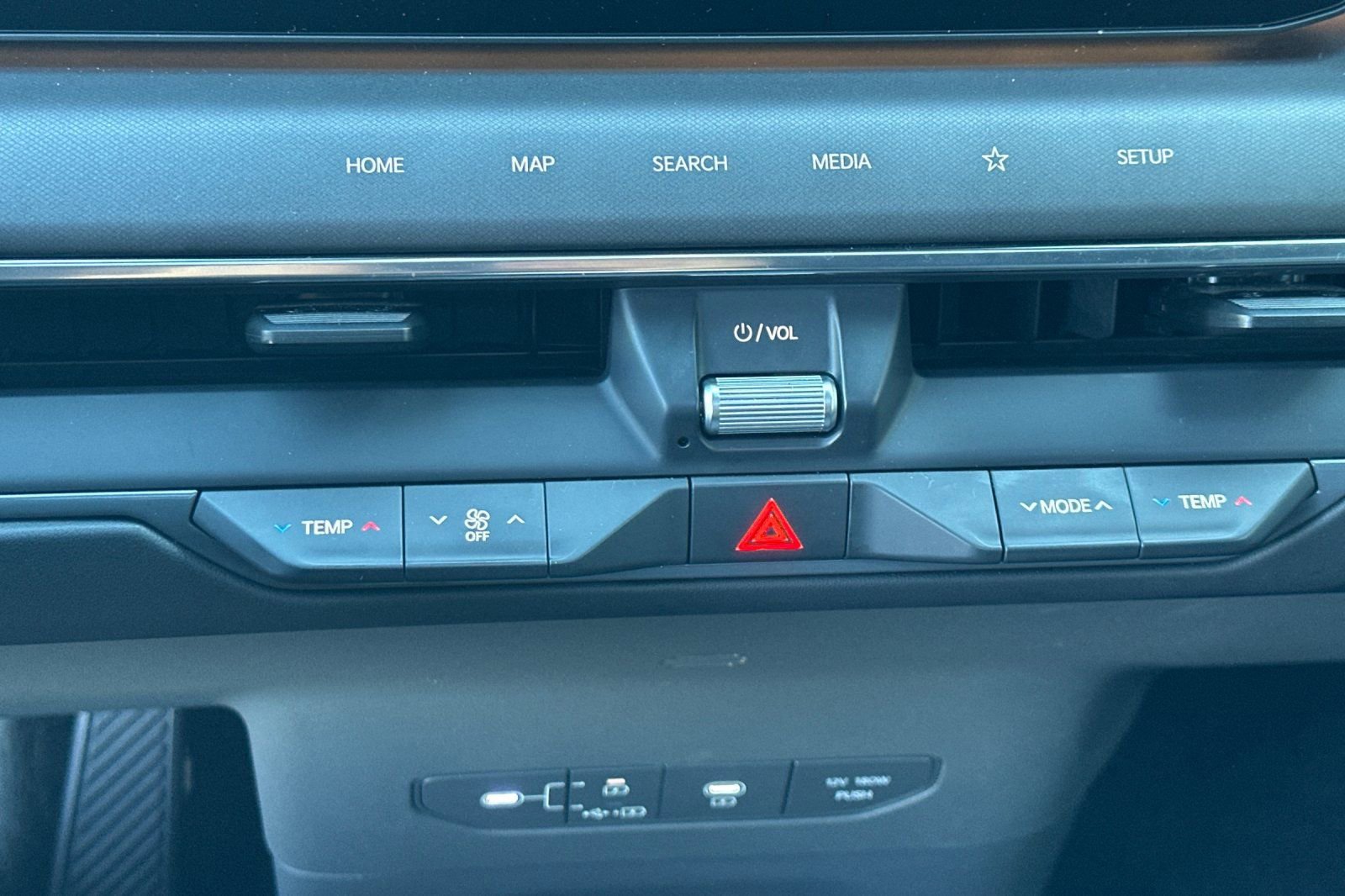 Certified 2025 Kia EV9 Land w/ Towing Package image 25