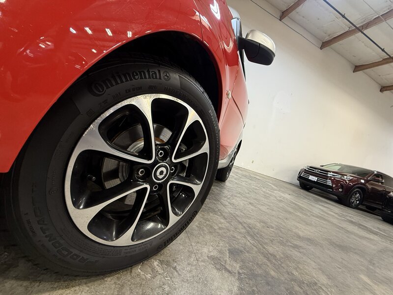 Used 2017 smart fortwo passion RWD image 14
