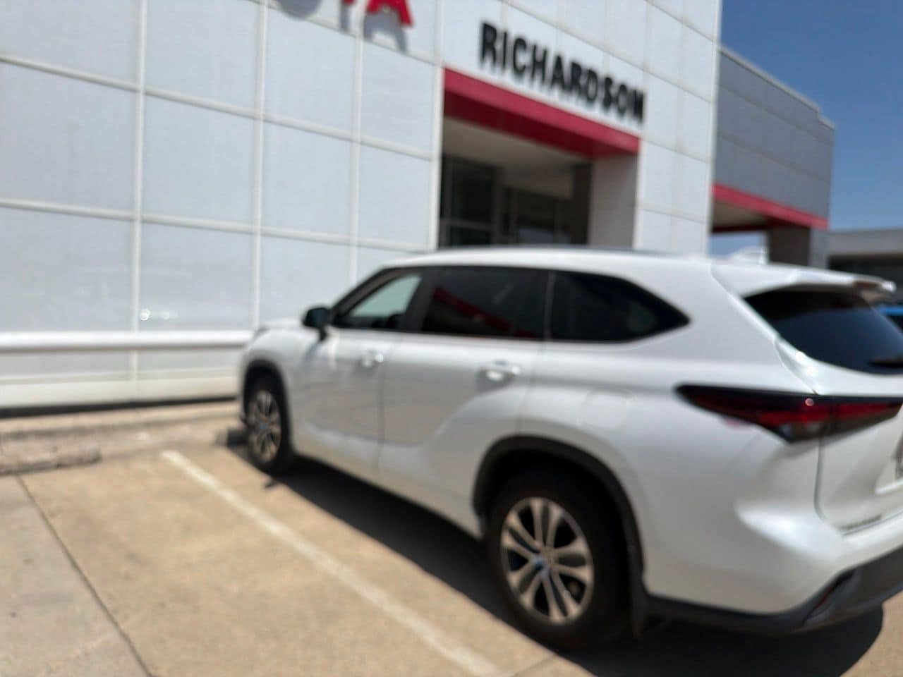 Used 2024 Toyota Highlander XLE FWD image 6