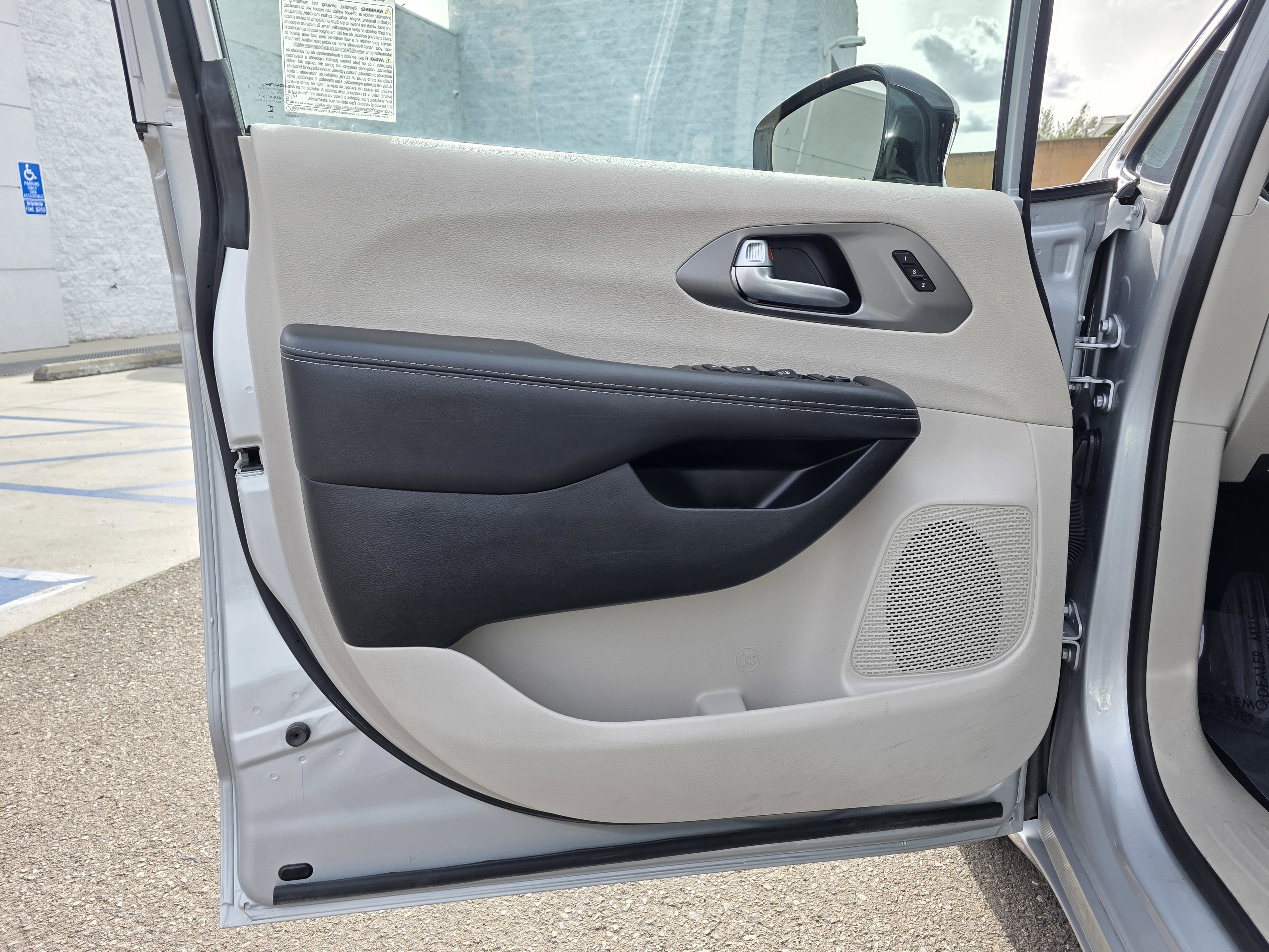 Certified 2024 Chrysler Pacifica Touring-L image 11