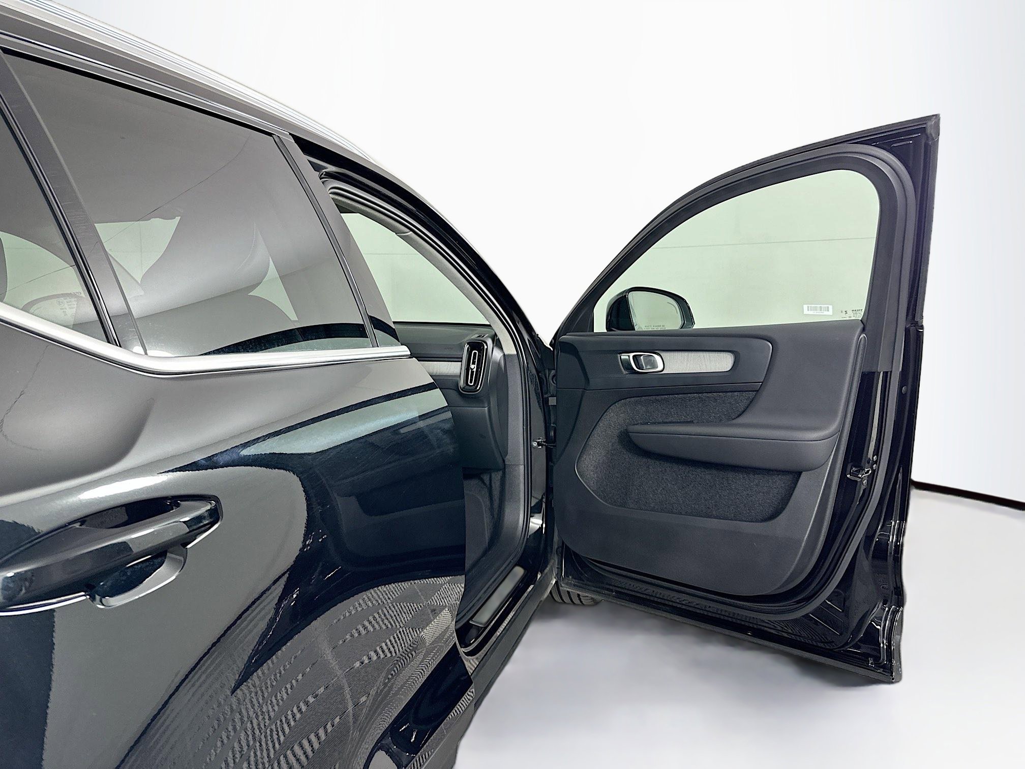 Used 2025 Volvo XC40 B5 Core image 33