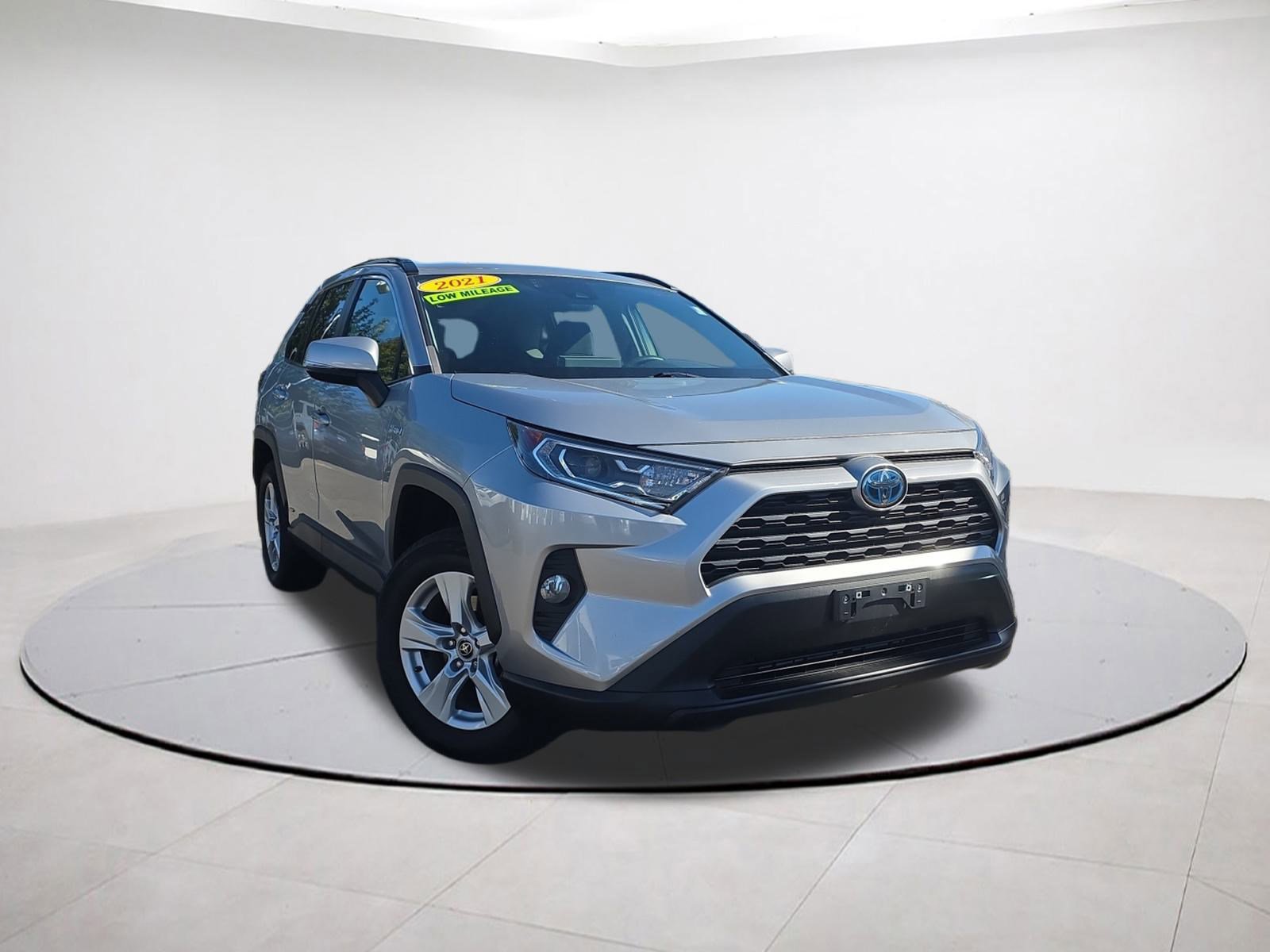 Used 2021 Toyota RAV4 XLE w/ Convenience Package image 1