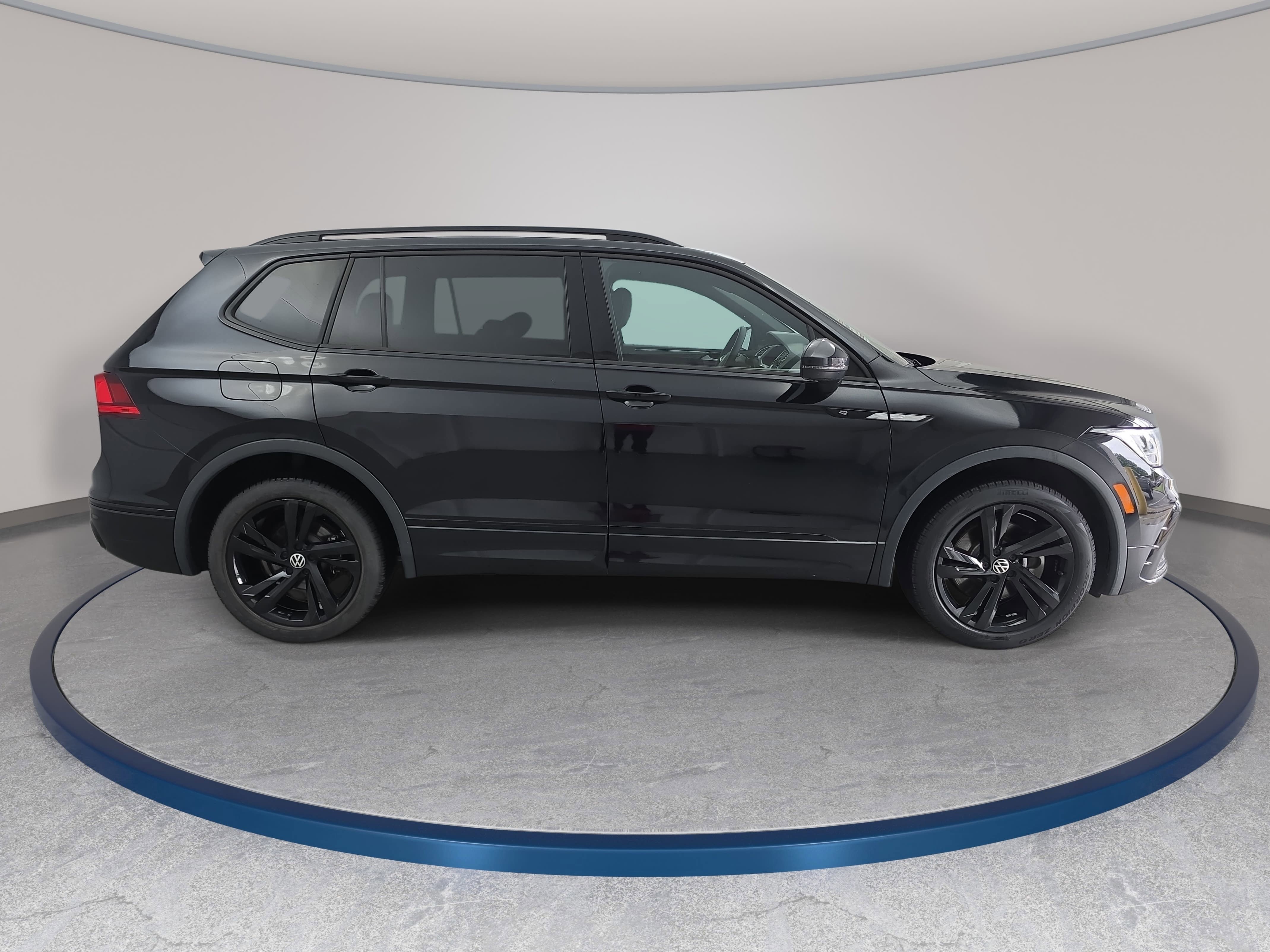 Used 2023 Volkswagen Tiguan SE R-Line FWD image 4