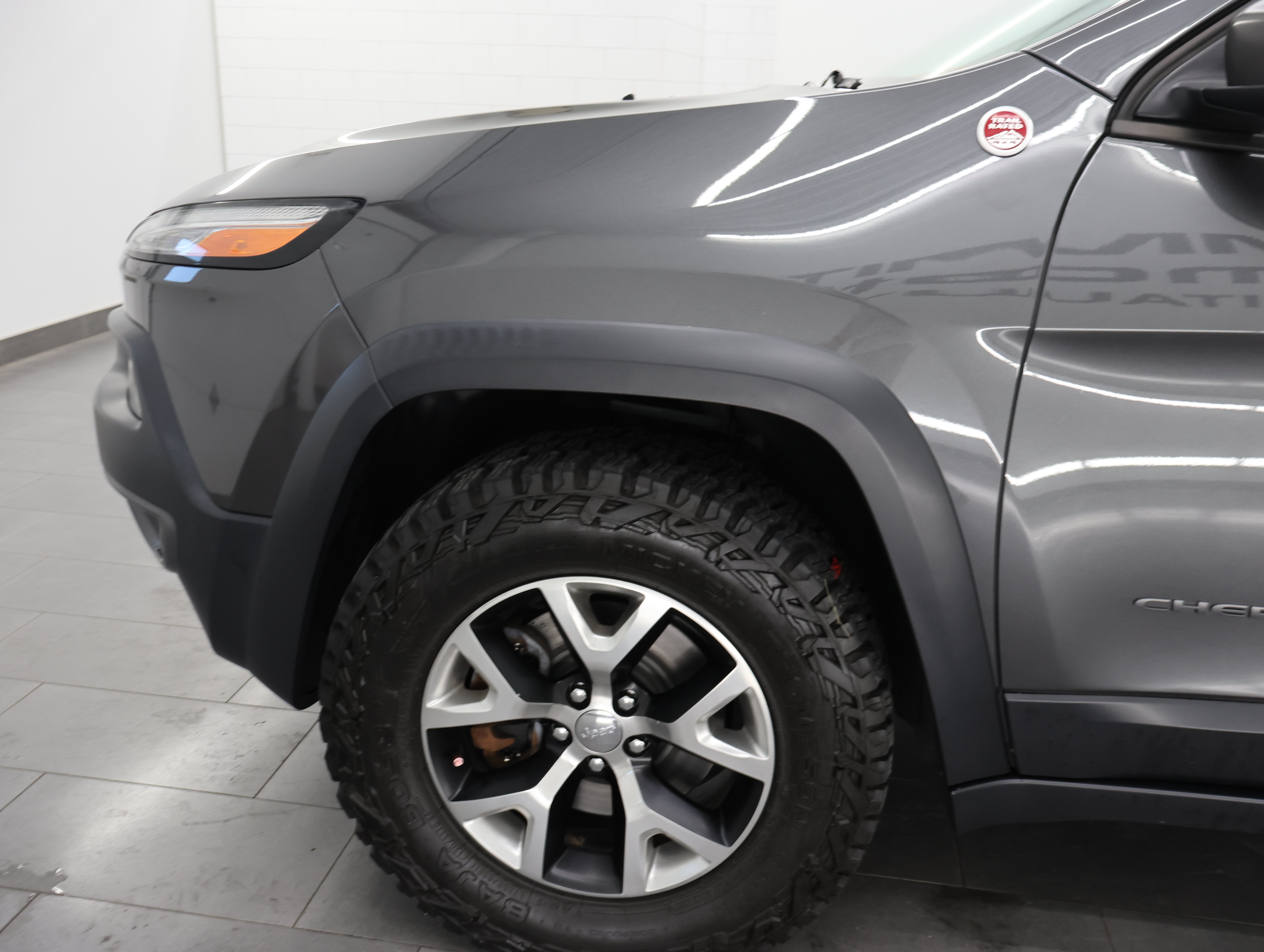 Used 2015 Jeep Cherokee Trailhawk w/ Leather Interior Group AWD/4WD image 32