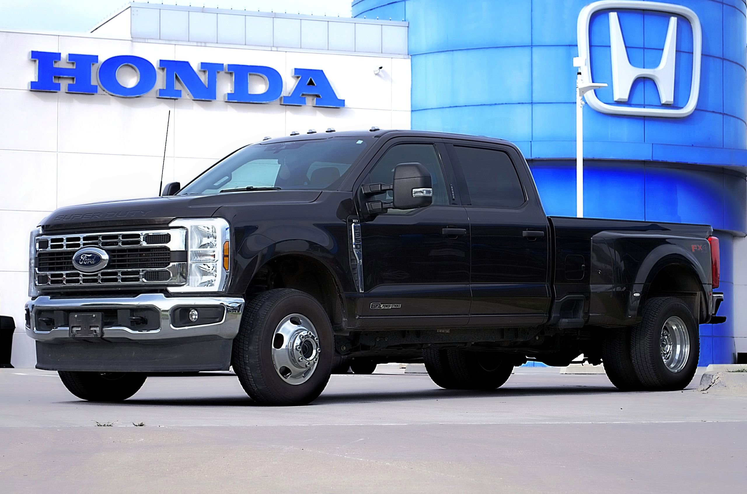Used 2024 Ford F350 XLT image 1