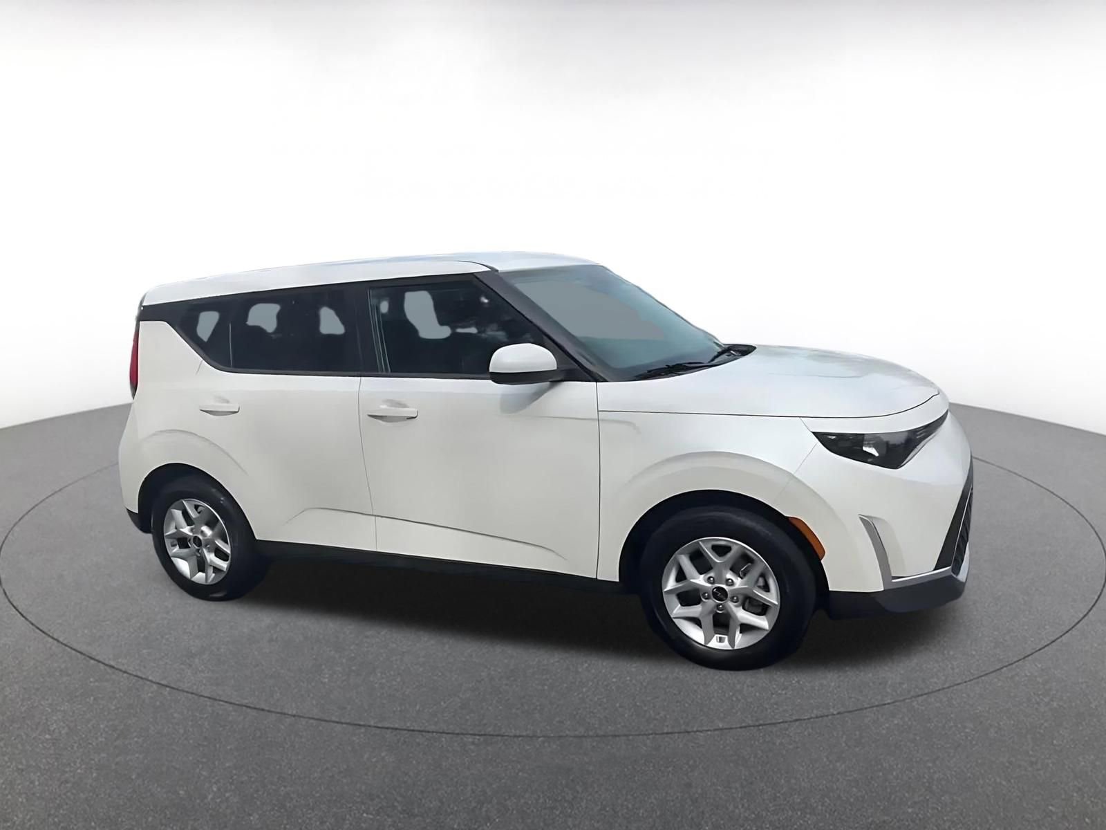 Used 2025 Kia Soul LX w/ LX Technology Package image 2