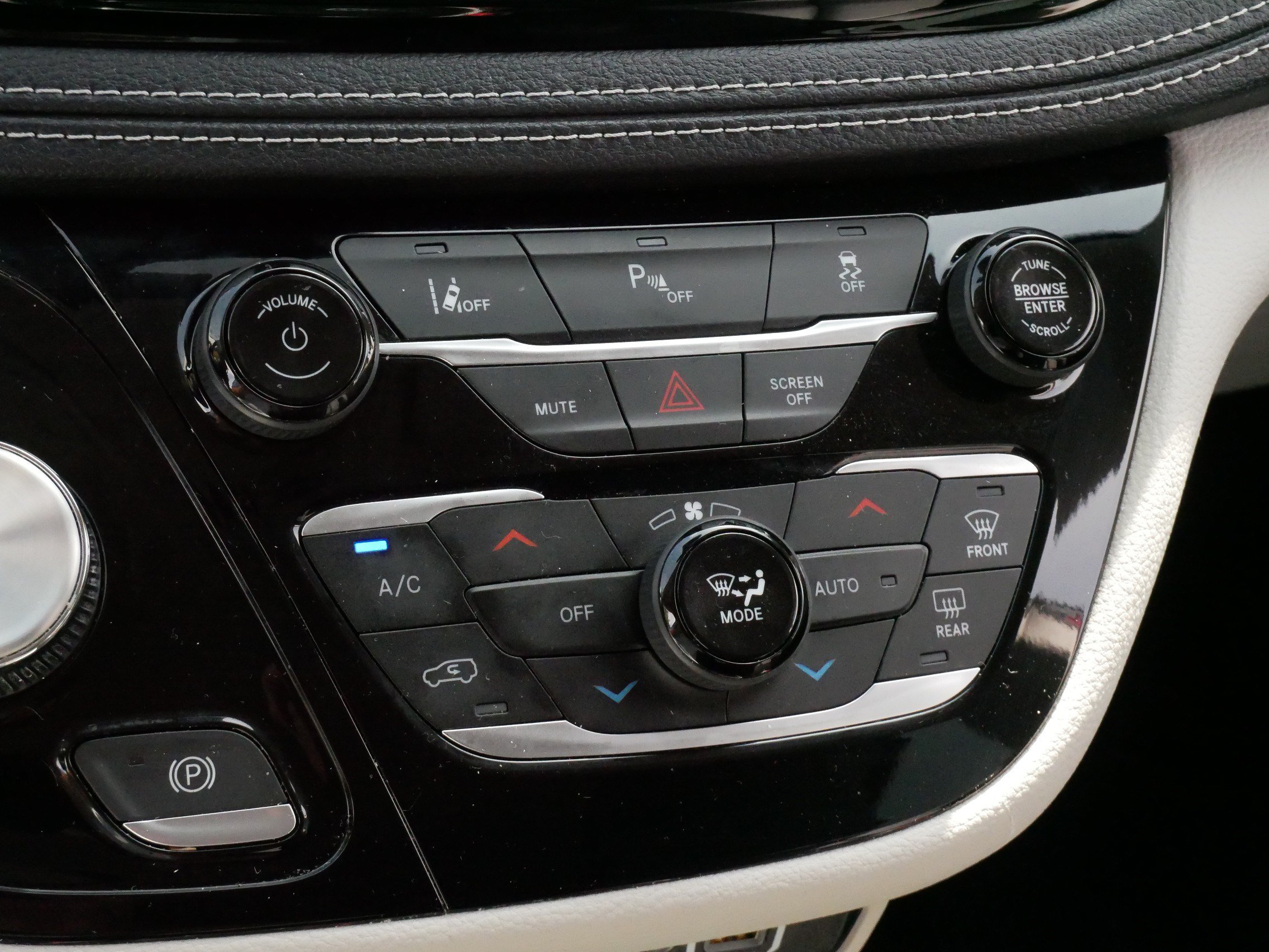 Used 2023 Chrysler Pacifica Touring-L FWD image 23