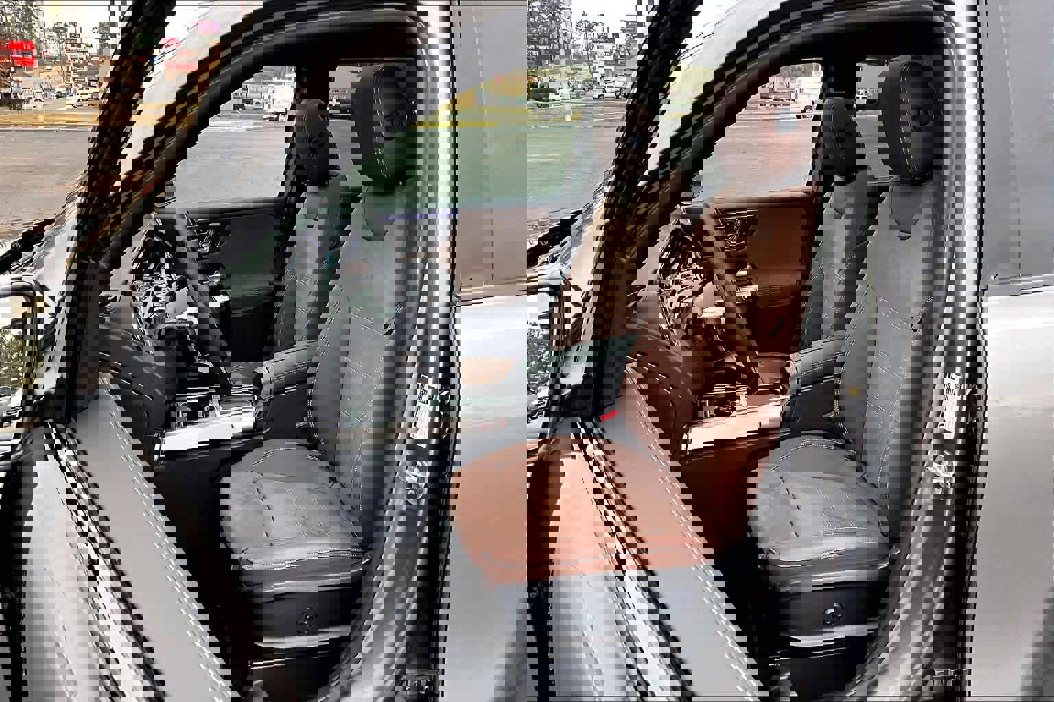 Used 2025 Mercedes-Benz GLB 250 4MATIC image 8