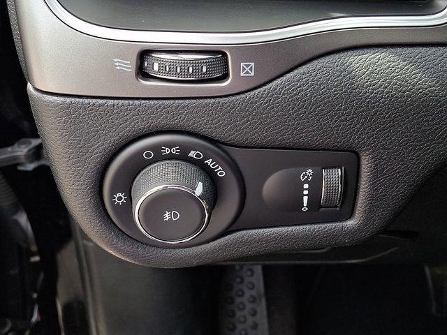 Used 2019 Jeep Cherokee Latitude w/ Popular Appearance Group FWD image 19