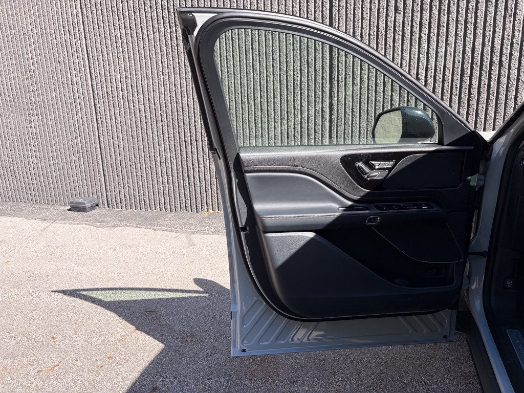 New 2027 Lincoln Aviator AWD w/ Jet Appearance Package image 14