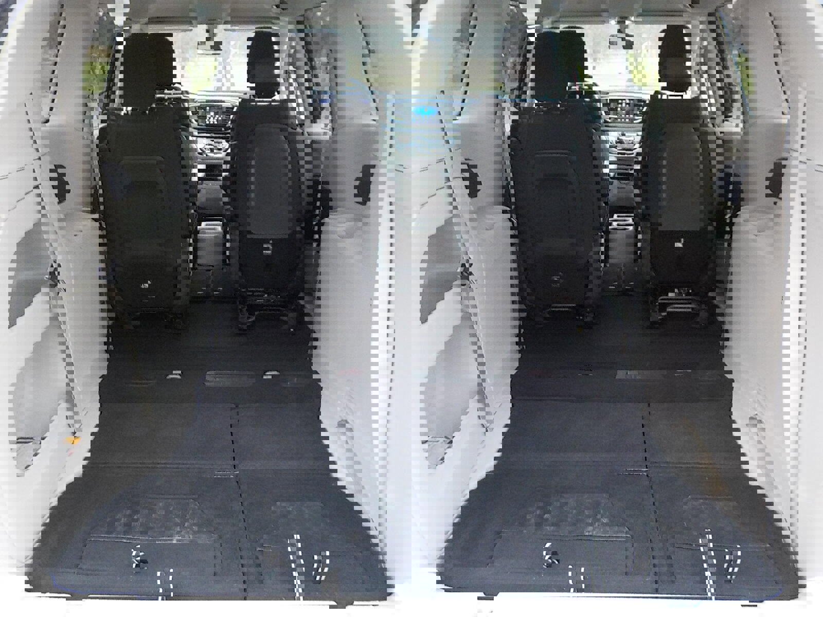 Used 2020 Chrysler Voyager LX image 10