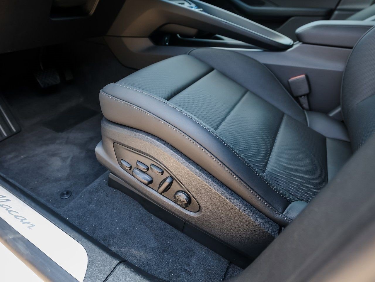 New 2025 Porsche Macan Electric image 14