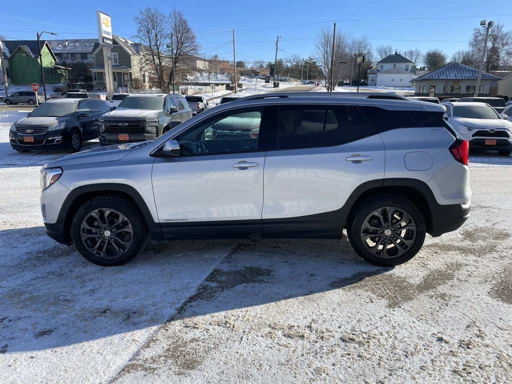 Used 2021 GMC Terrain SLT image 2