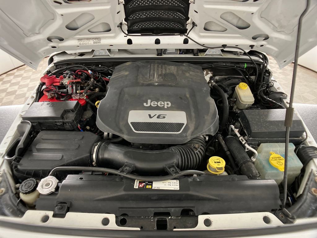 Used 2014 Jeep Wrangler Unlimited Rubicon w/ Connectivity Group image 30