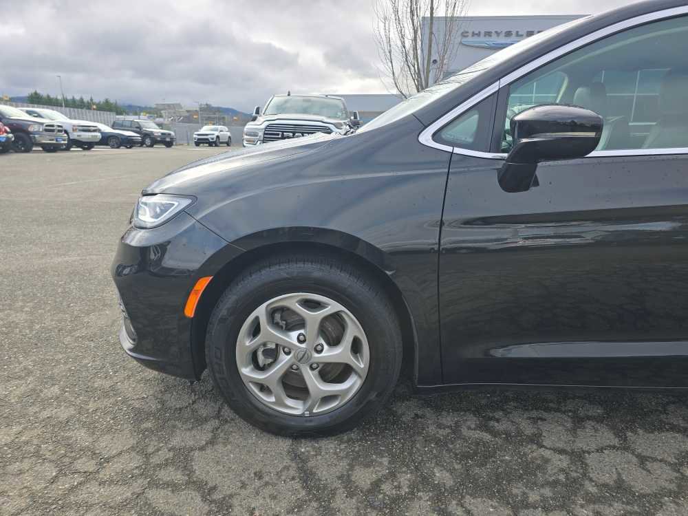 Used 2024 Chrysler Pacifica Limited image 19