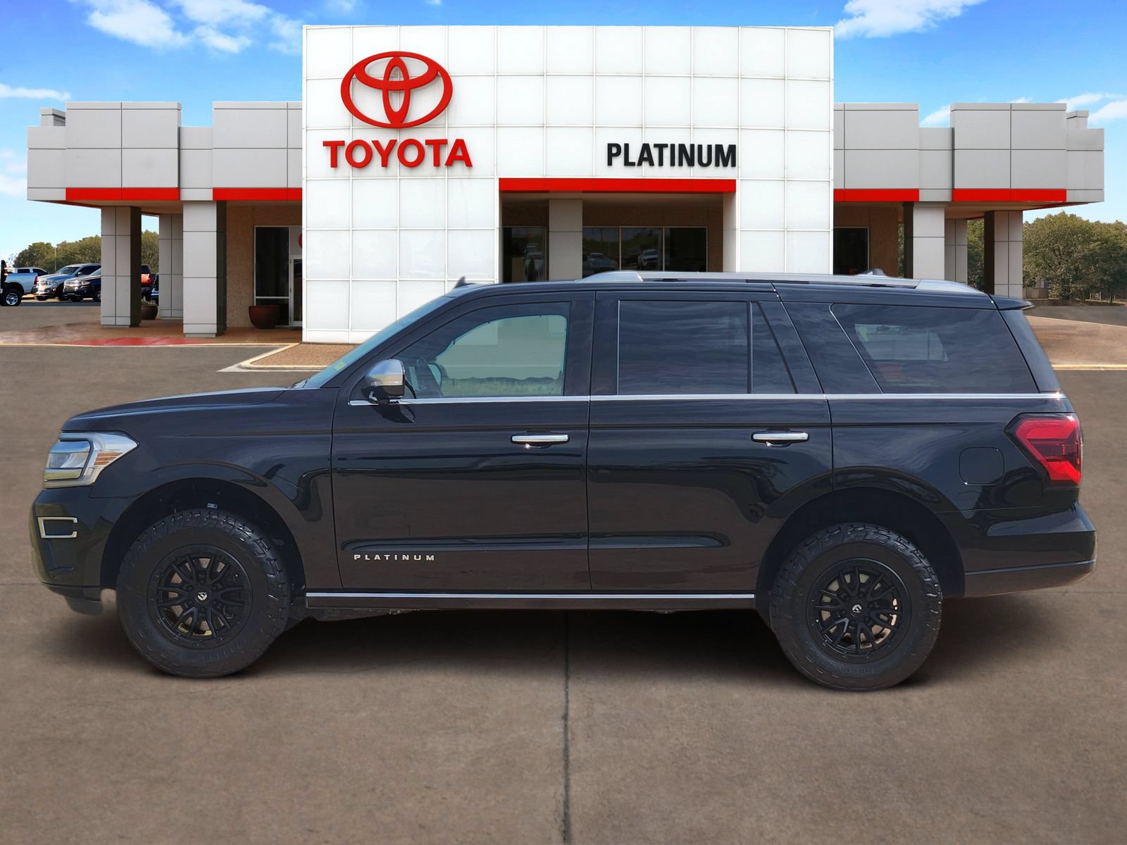 Used 2023 Ford Expedition Platinum AWD/4WD image 3