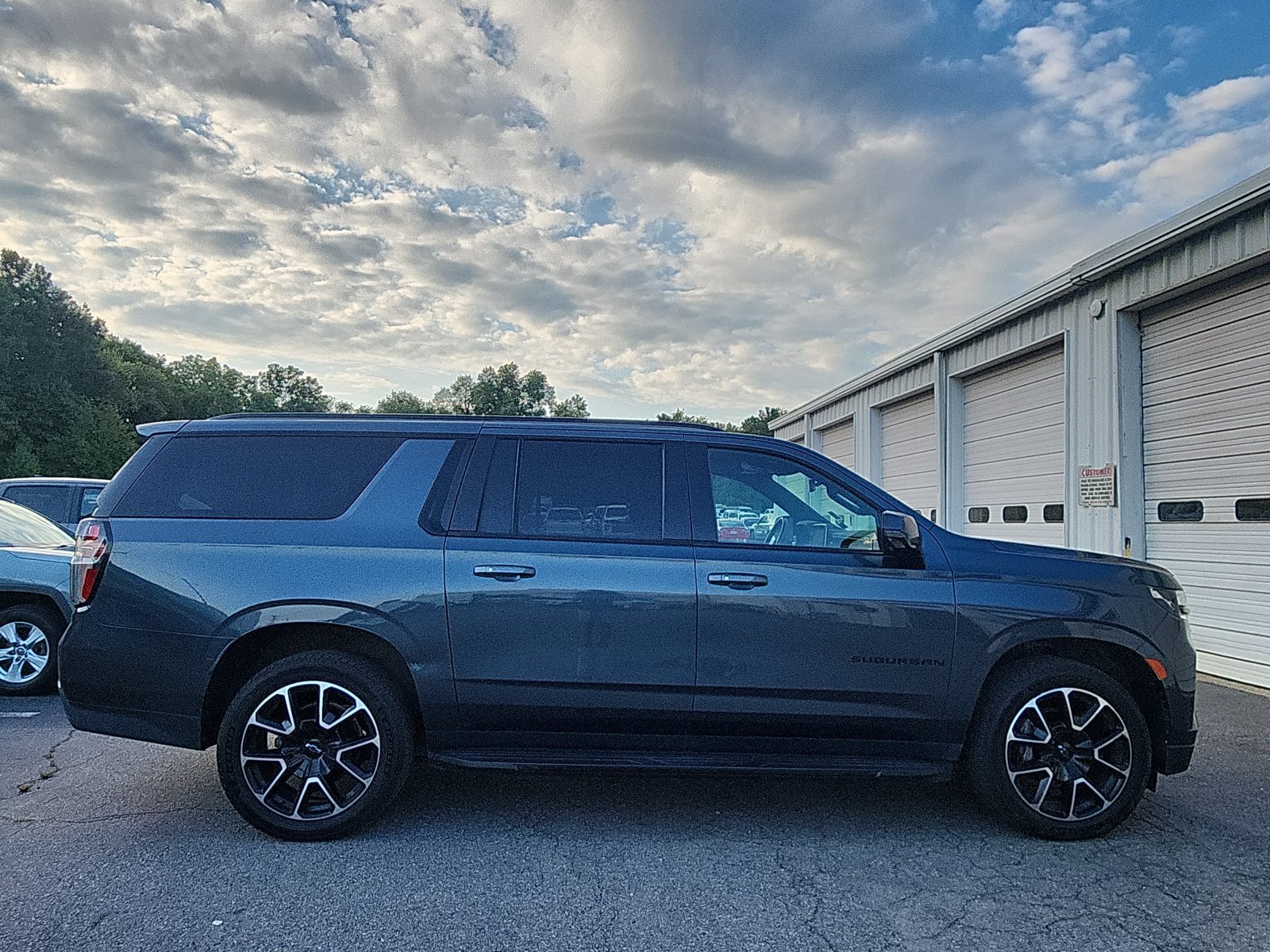 Used 2021 Chevrolet Suburban RST w/ Luxury Package AWD/4WD image 6