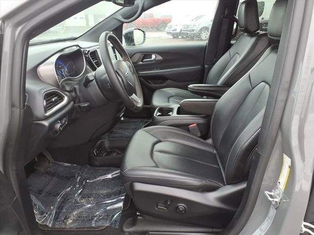 Used 2025 Chrysler Pacifica Select FWD image 11