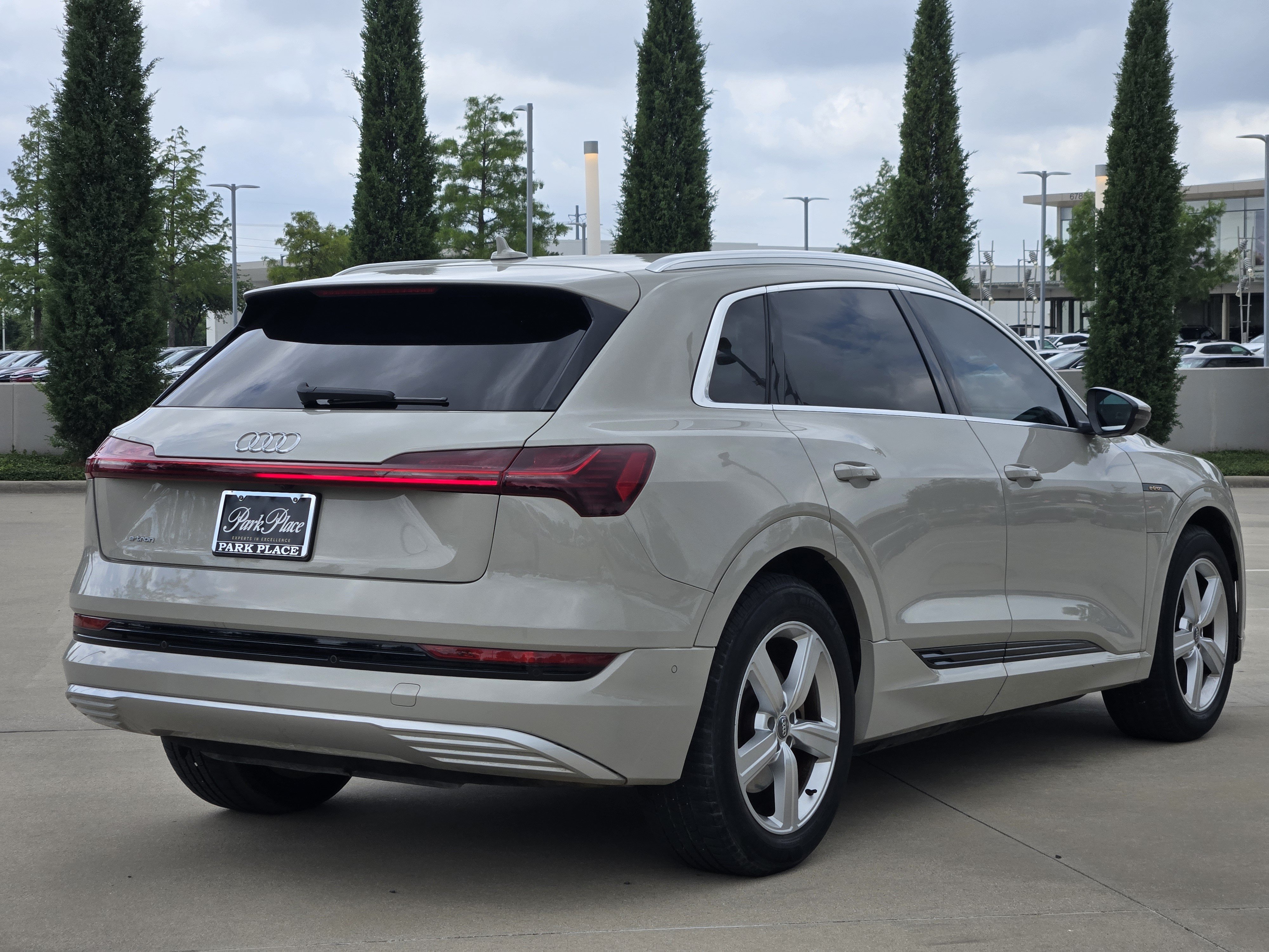 Used 2019 Audi e-tron Prestige w/ Prestige Package AWD/4WD image 5