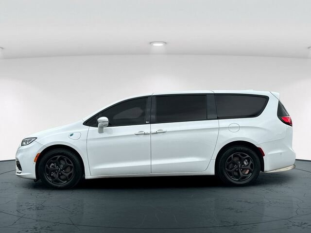 Used 2022 Chrysler Pacifica Touring-L w/ Uconnect Theater Family Group image 3