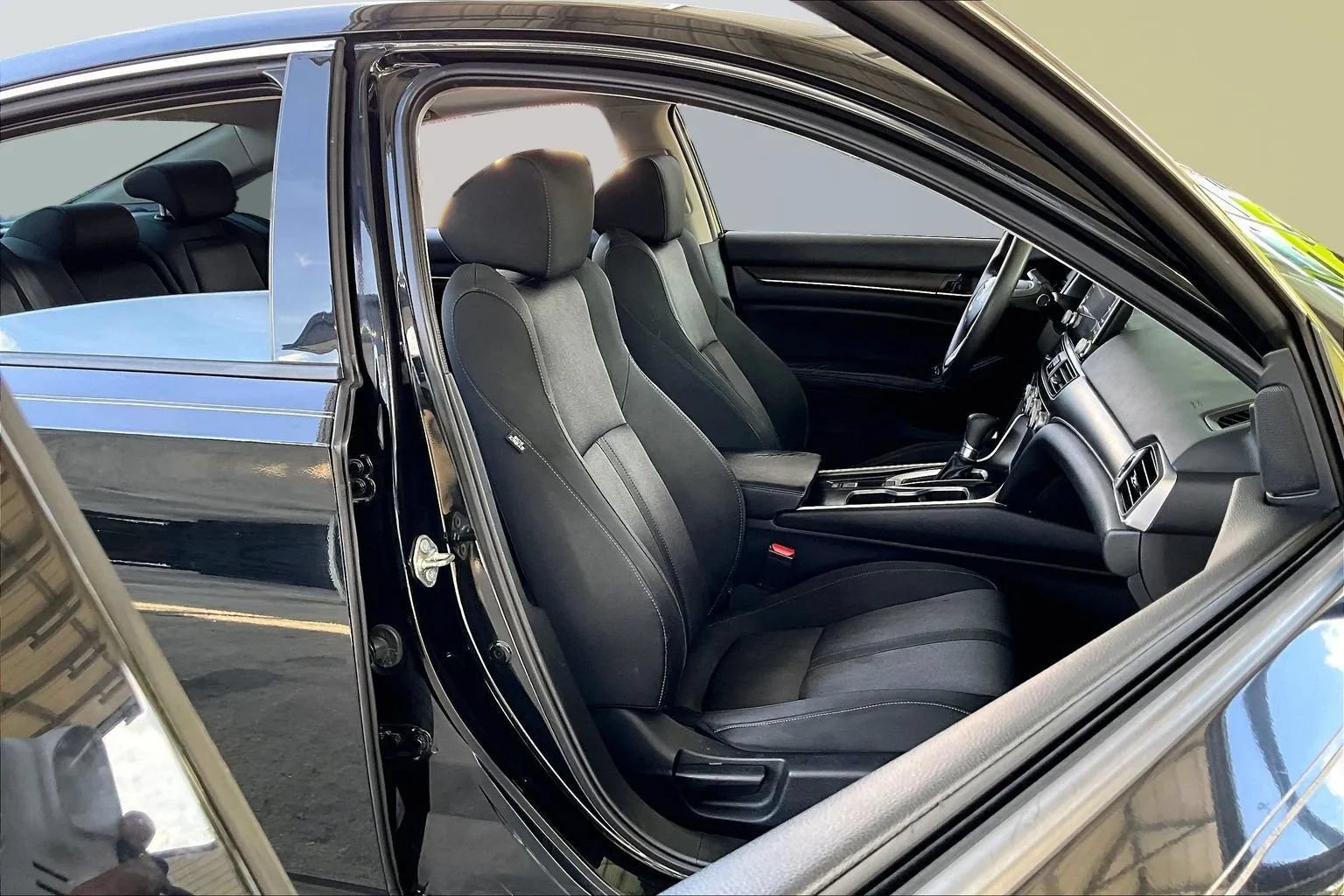 Used 2018 Honda Accord EX image 26