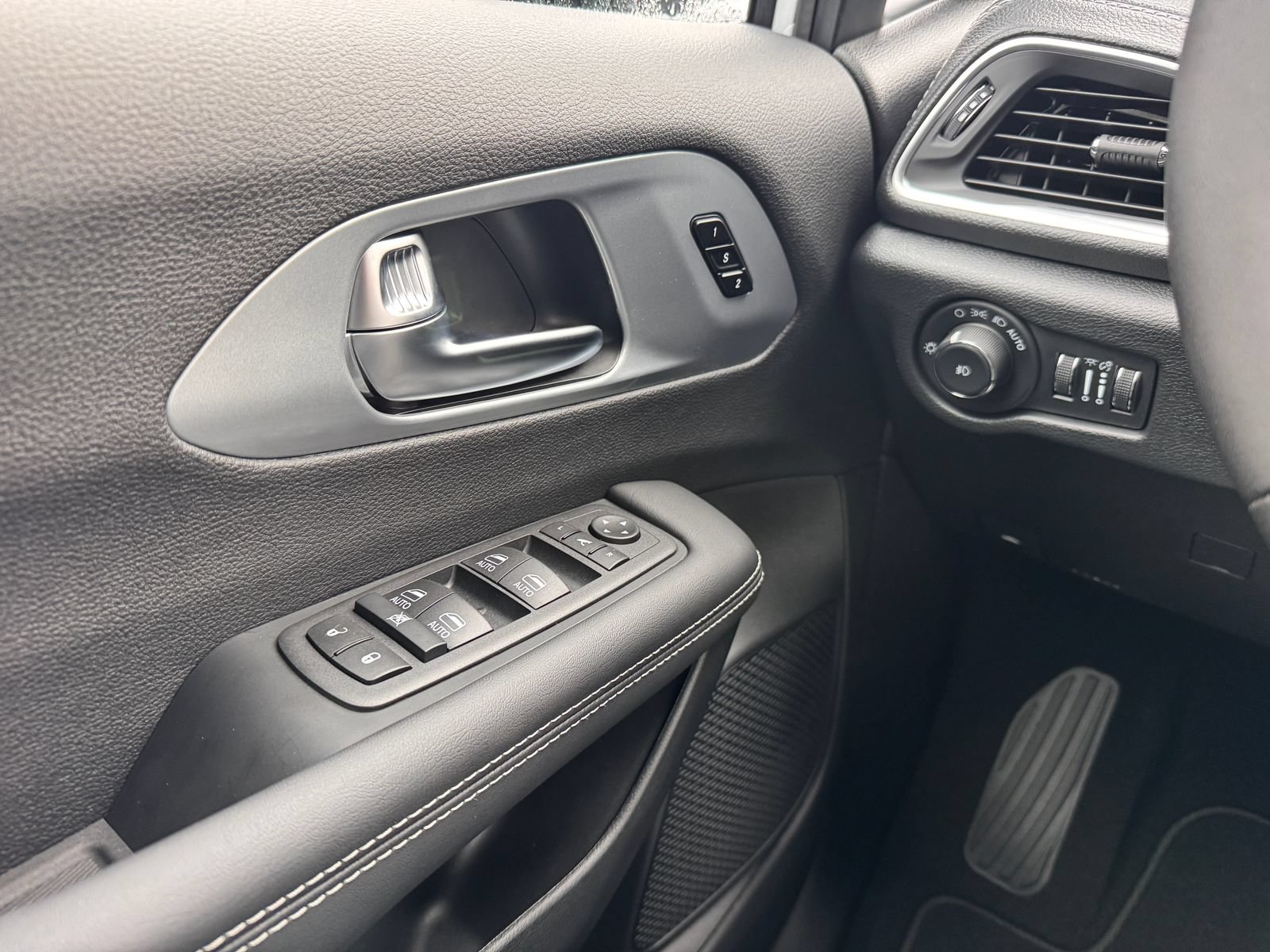 New 2026 Chrysler Pacifica Limited w/ S Appearance Package FWD image 14