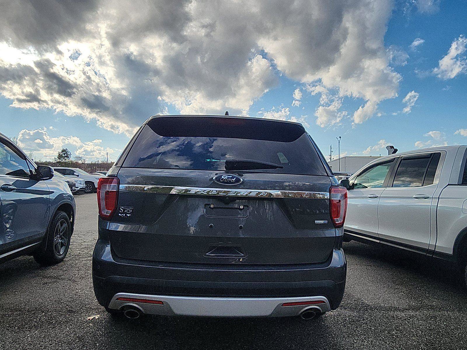 Used 2017 Ford Explorer XLT w/ Equipment Group 202A image 3