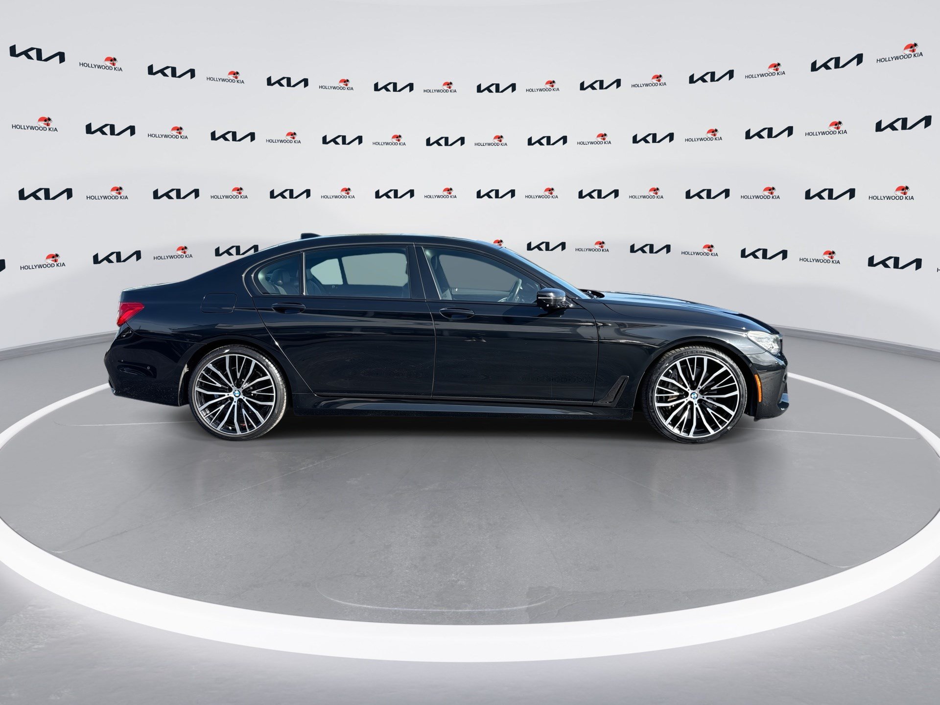 Used 2019 BMW 750i w/ M Sport Package RWD image 9