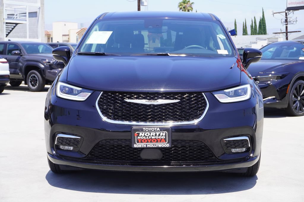 Used 2024 Chrysler Pacifica Touring-L FWD image 3