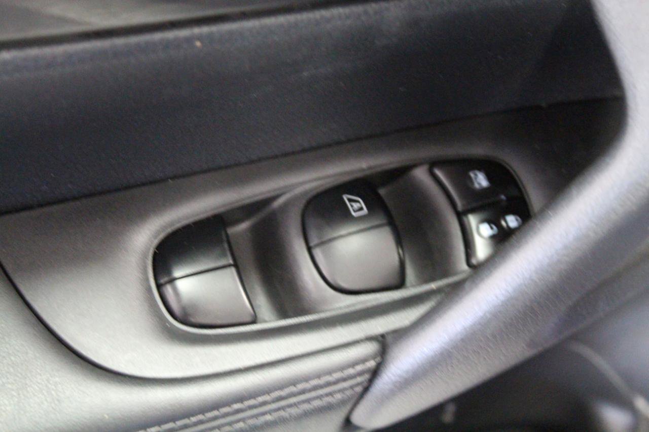 Used 2018 Nissan Rogue SV AWD/4WD image 19