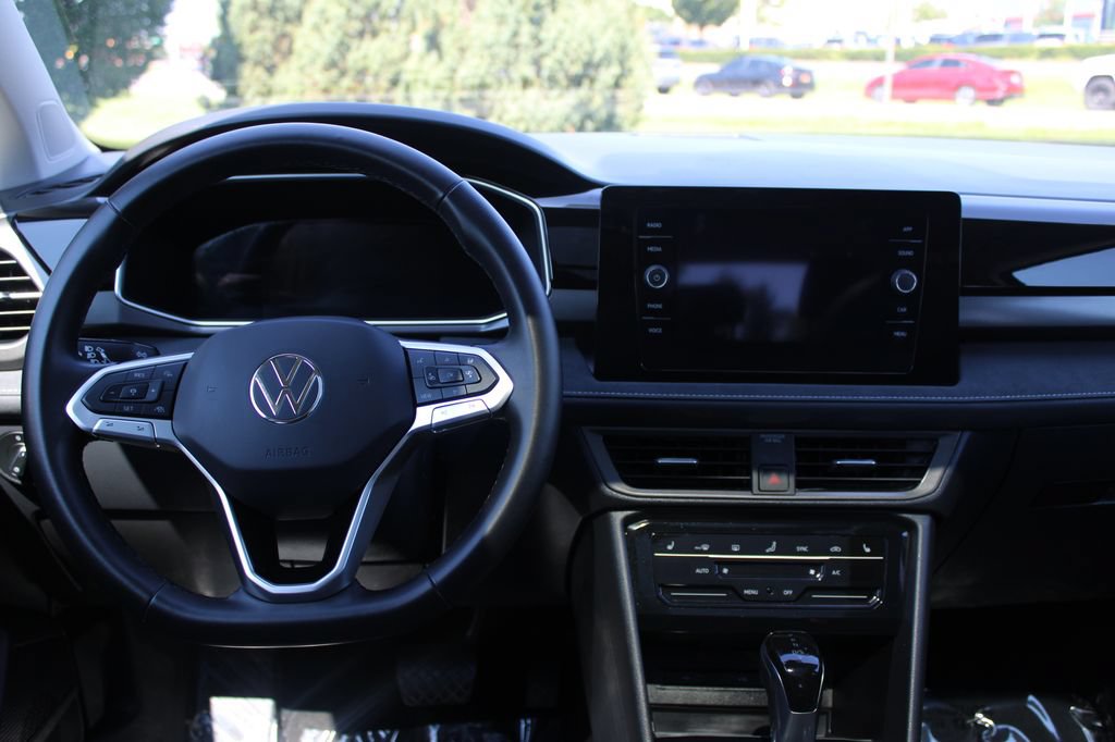Used 2025 Volkswagen Taos SE AWD/4WD image 16